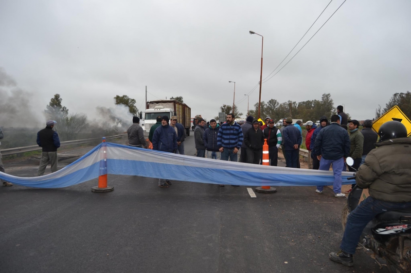 Tres meses sin cobrar: Trabajadores de Feersa cortaron el Puente Pellegrini