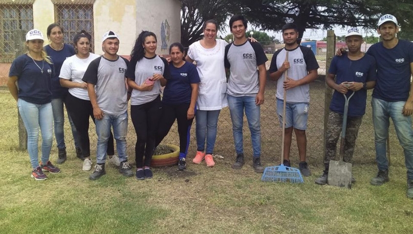 Derribando prejuicios: trabajadores de programas sociales pusieron escuelas en condiciones