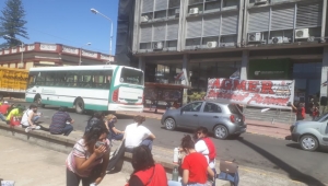 En Paraná, realizaron un sentada frente al CGE como forma de protesta.