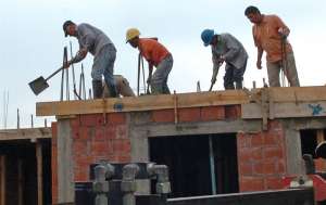 Trabajo en negro con complicidad de intendentes y gremialistas