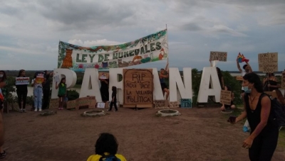 Marcharon en Paran&aacute; por la Ley de Humedales y contra las quemas
