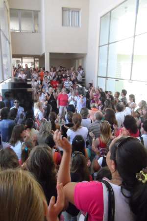 Acallar la palabra, silenciar las asambleas