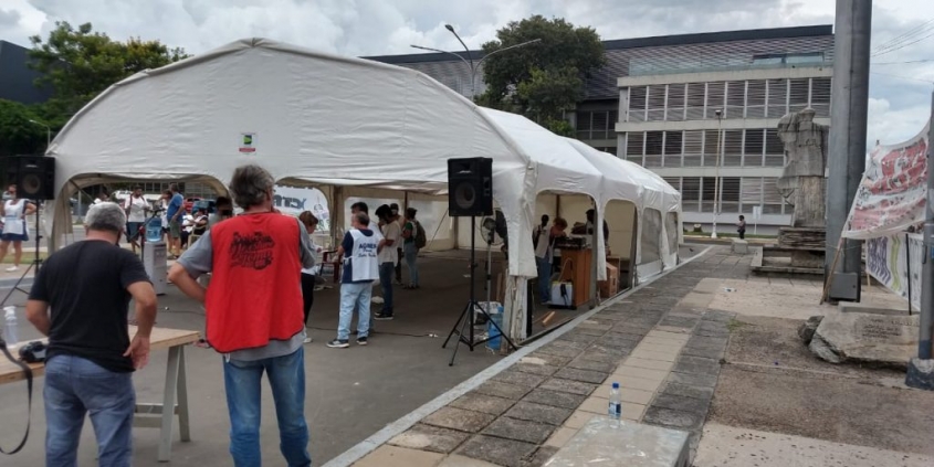 AGMER instal&oacute; una carpa para exigir que &ldquo;la factura de la pandemia no se pague con nuestros salarios&rdquo;