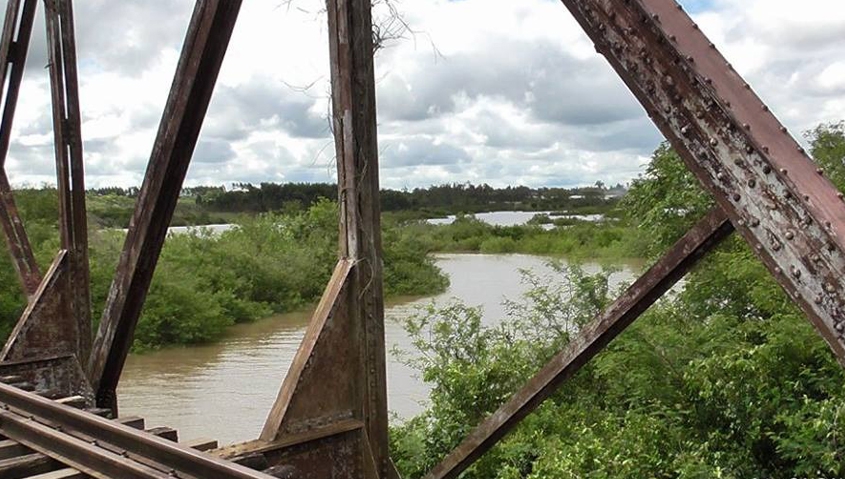 Puente de Fierro, sobre el arroyo Picard&iacute;a. Santo Tom&eacute;, Corrientes.