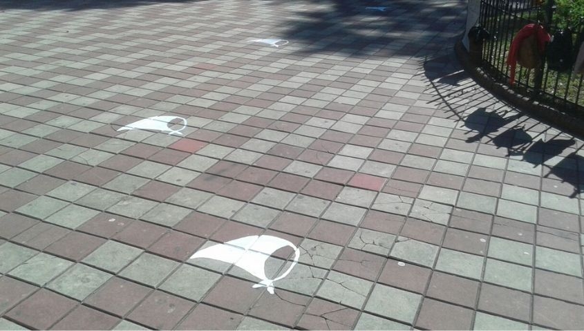 La Paz: el municipio prohibi&oacute; pintar los pa&ntilde;uelos de las Madres en la plaza central