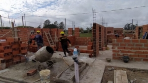 Firmaron un convenio para construir 871 viviendas con fondos nacionales en Entre Ríos