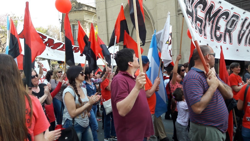 Docentes exigen al gobierno que pague "en tiempo y forma" la cl&aacute;usula gatillo