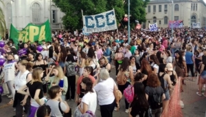 Multitudinaria marcha del 8M en Paran&aacute;, bajo el lema &ldquo;La deuda es con nosotras&rdquo;