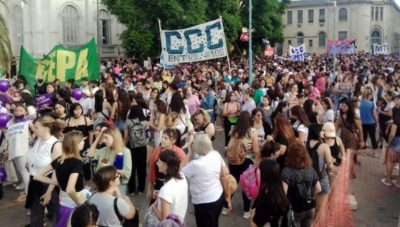 Multitudinaria marcha del 8M en Paraná, bajo el lema “La deuda es con nosotras”