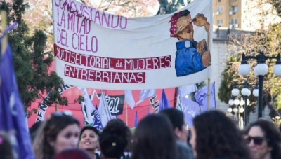 La Multisectorial de Mujeres Entrerrianas denuncia incumplimientos y riesgos para una docente y su hijo