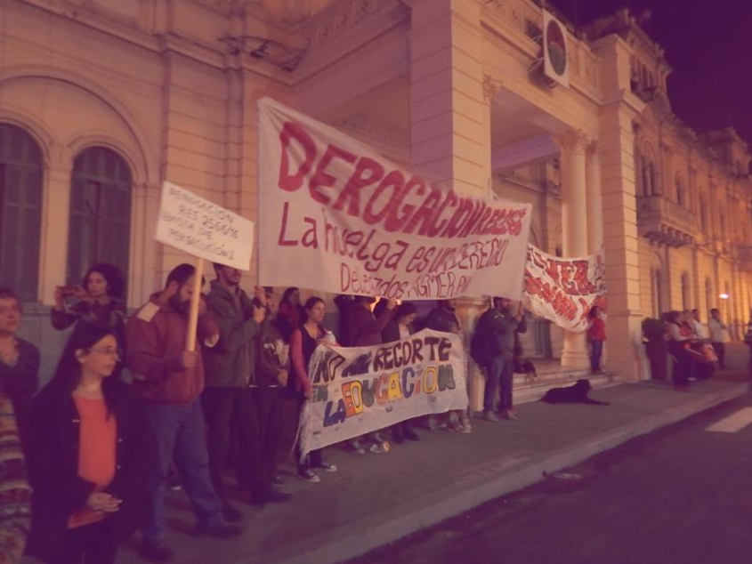 El CGE actual hace empalidecer al Menem de los '90 con la descategorizaci&oacute;n de escuelas