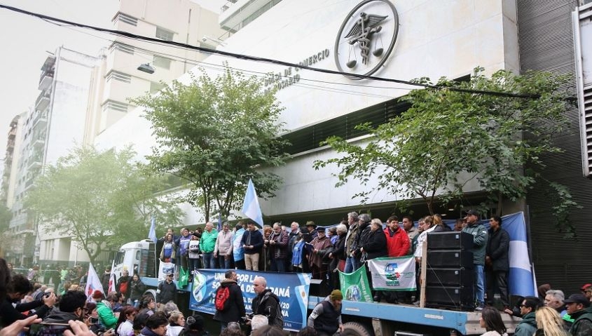 Multisectorial y masiva marcha nacional por la soberanía frente a la Bolsa de Comercio de Rosario