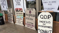 Manifestaci&oacute;n de repudio en las escalinatas del Centro de Investigaci&oacute;n Cient&iacute;fica y de Transferencia Tecnol&oacute;gica a la Producci&oacute;n, Conicet Diamante