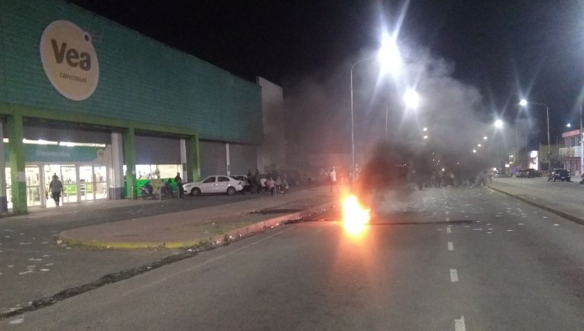 Despidos en Vea: la bronca se expres&oacute; en la calle y exigen la doble indemnizaci&oacute;n