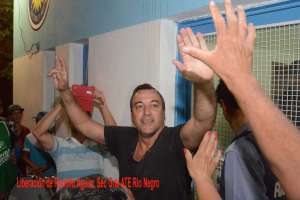 Cadenas al cuerpo y mordaza en la boca