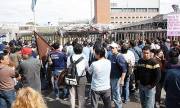 De pie contra un gigante multinacional